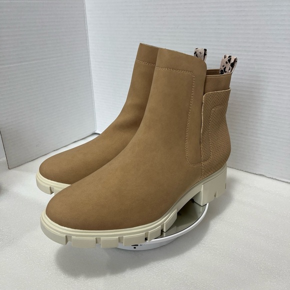 Journee Collection Women’s Tan Faux Leather Lug Sole Ankle Boot Size 9 Tan NEW - Picture 8 of 9